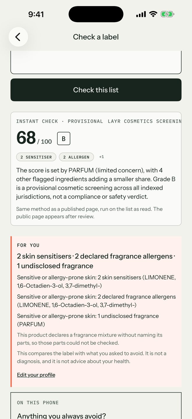 Die Layr-App prüft eine eingefügte Zutatenliste: eine vorläufige Zahl von 68 von 100 und die gefundenen Duftstoff-Allergene.